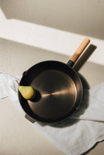 Lade das Bild in den Galerie-Viewer, THE NAKOA "ADIRA" PAN - POLISHED CAST IRON
