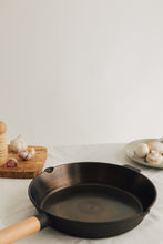 Lade das Bild in den Galerie-Viewer, THE NAKOA &quot;ADIRA&quot; PAN - POLISHED CAST IRON
