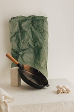 Lade das Bild in den Galerie-Viewer, THE NAKOA &quot;ADIRA&quot; PAN - POLISHED CAST IRON
