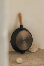 Lade das Bild in den Galerie-Viewer, THE NAKOA &quot;ADIRA&quot; PAN - POLISHED CAST IRON
