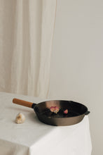 Lade das Bild in den Galerie-Viewer, THE NAKOA &quot;ADIRA&quot; PAN - POLISHED CAST IRON
