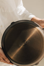 Lade das Bild in den Galerie-Viewer, THE NAKOA &quot;ADIRA&quot; PAN - POLISHED CAST IRON
