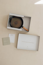 Lade das Bild in den Galerie-Viewer, THE NAKOA &quot;ADIRA&quot; PAN - POLISHED CAST IRON
