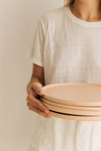 Lade das Bild in den Galerie-Viewer, THE NAKOA "ALORA" DINNER PLATE - SET OF 4 (Sunny Peach)
